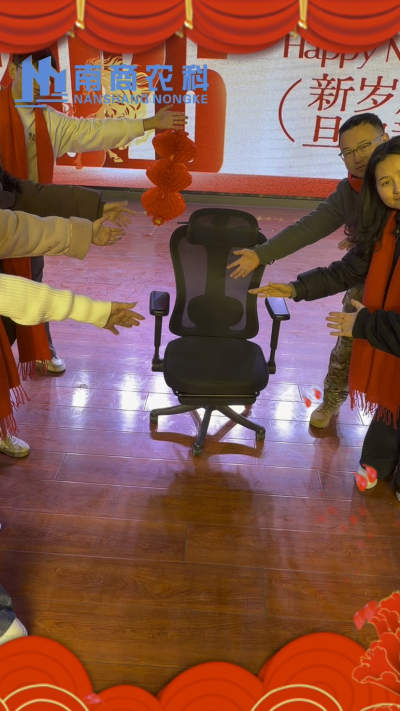 🎇 元旦快乐，温暖相伴 🎇时光匆匆，感恩 2025 年每一份支持与陪伴！从猪场到工厂，南商农科的成长，离不开每一位合作伙伴与家人的信赖！2026 年，我们将继续以贴心服务和硬核设备，陪您一路前行，养殖